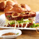 LAUGENBRÖTCHEN MIT LEBERKÄSE UND KRAUTSALAT
