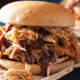 PULLED PORK BURGER MIT KRAUTSALAT UND BARBECUE-SAUCE