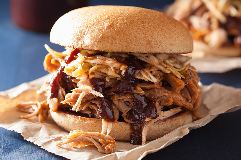 PULLED PORK BURGER MIT KRAUTSALAT UND BARBECUE-SAUCE – Meister ...