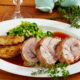 SCHWEINEHAXE MIT SERVIETTENKNÖDELN